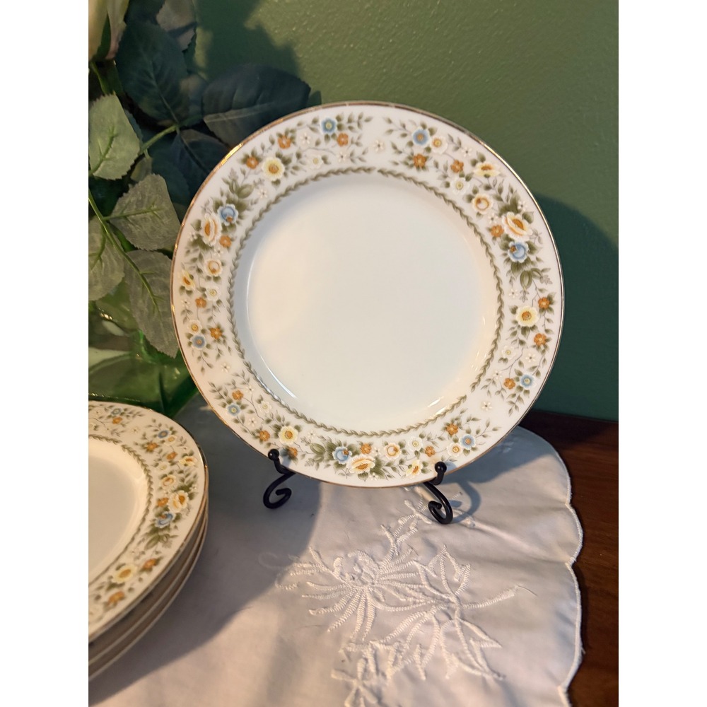 M Fine China Priscilla 5551 Floral Plates Set of 4 Gold Trim Japan Vintage